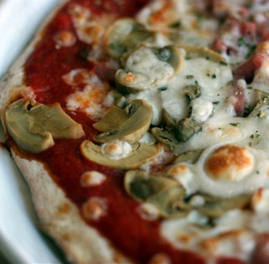 Рецепт Пицца «Каприччио» с ветчиной, сыром и грибами