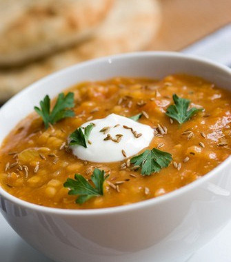 Рецепт Суп из чечевицы, пастернака и чоризо с кремом из йогурта и кориандра