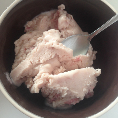 Рецепт Молочное мороженое с клубникой и медом
