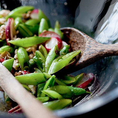 Рецепт Салат с редисом, сельдереем и зеленым горошком