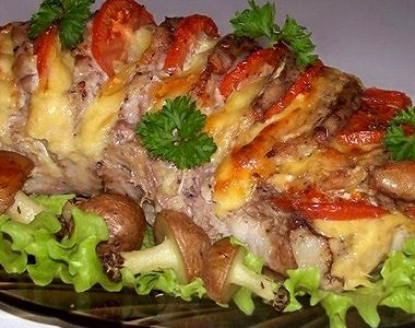 Фото рецепт Свинина, запеченная гармошкой, с картофельными грибами
