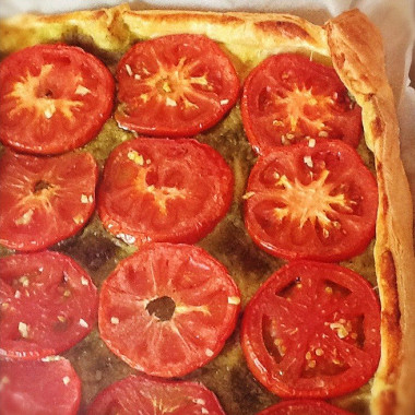 Рецепт Пирог с помидорами и песто