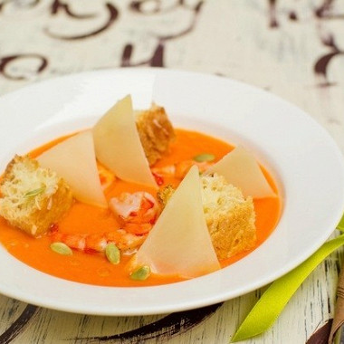 Рецепт Тыквенный суп с тигровыми креветками, пармезаном и тыквенными семечками