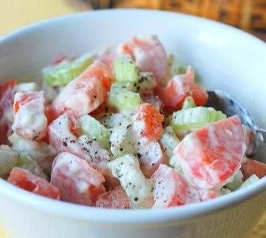 Рецепт Легкий салат с помидорами и сельдереем