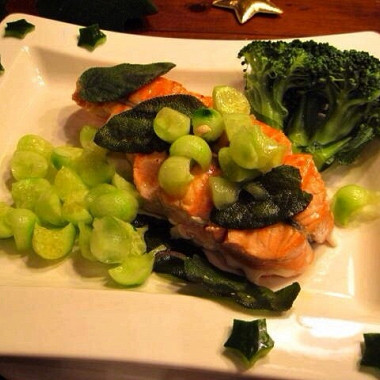 Рецепт Филе лосося с огурцом и фритированными листьями шалфея