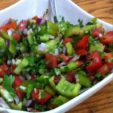 Рецепт Красный салат из перцев и томатов с чесноком