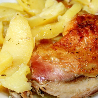 Рецепт Курица с картофелем, запеченная под майонезом с базиликом