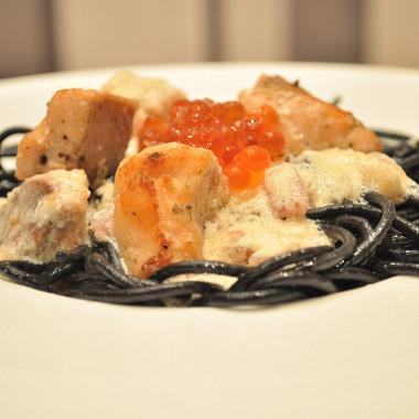 Рецепт Черная паста в сливочном соусе с лососем и красной икрой