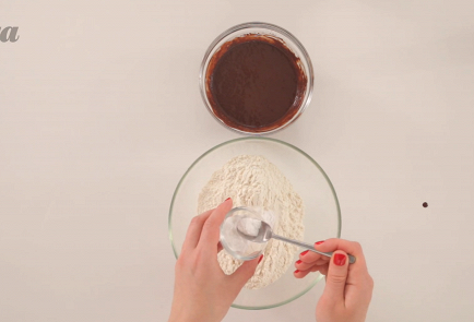 Фото приготовления рецепта: Шоколадный капкейк с кремом ганаш - шаг 2