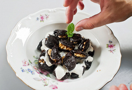 Фото приготовления рецепта: Чернослив, фаршированный грецким орехом, в сметанном соусе - шаг 4