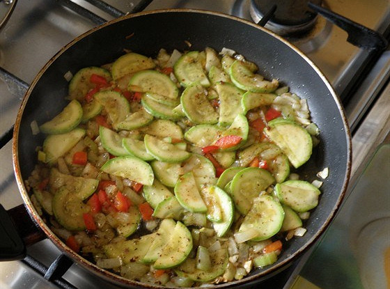 Теплый овощной салат с чесноком и специями