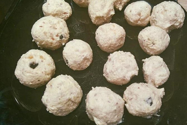 Творожные шарики с орехами и изюмом