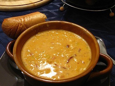Сырный суп-пюре с гренками, луком и зеленью