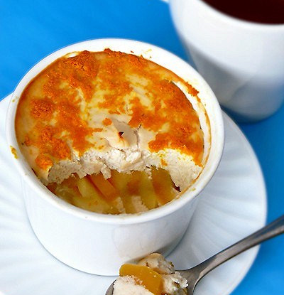 Творожный десерт с фруктами и орехами