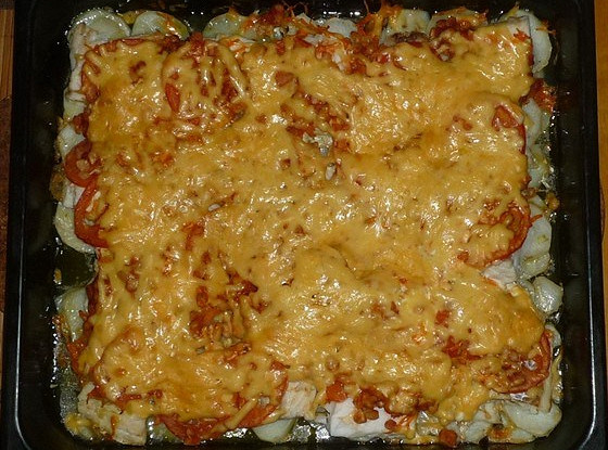 Запеченная рыба под овощами