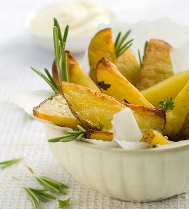 Печеный молодой картофель с розмарином и черным перцем