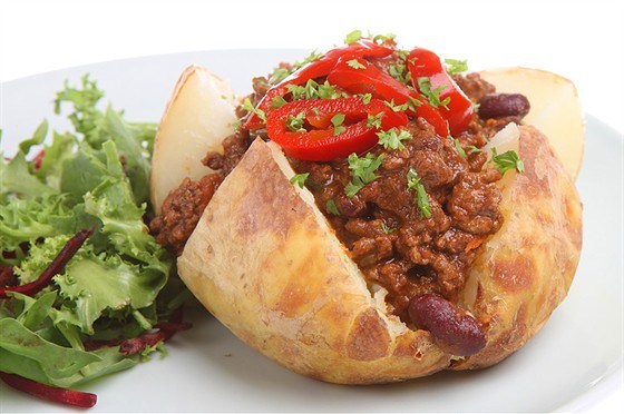 Картофель, фаршированный мясом и зеленью