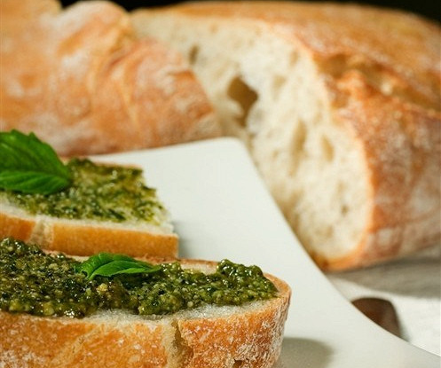 Гренки с соусом песто