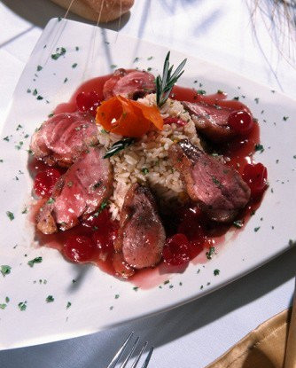 Утка с соусом из сушеной вишни, куриных потрошков и портвейна