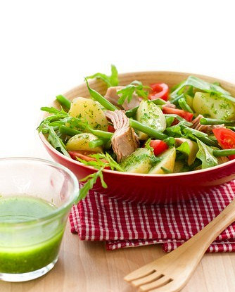 Салат с копченой скумбрией и молодой картошкой