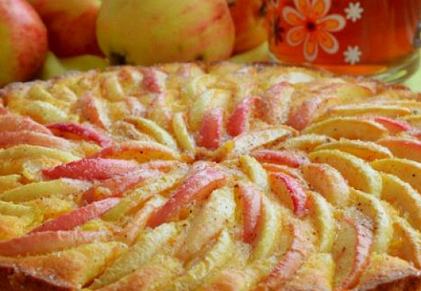 Пышная шарлотка с яблоками