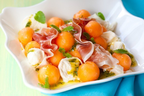 Салат с дыней, прошутто, козьим сыром и кедровыми орешками