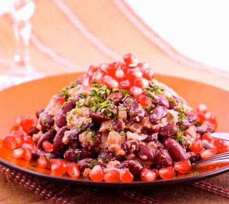 Фасоль с гранатом и орехами