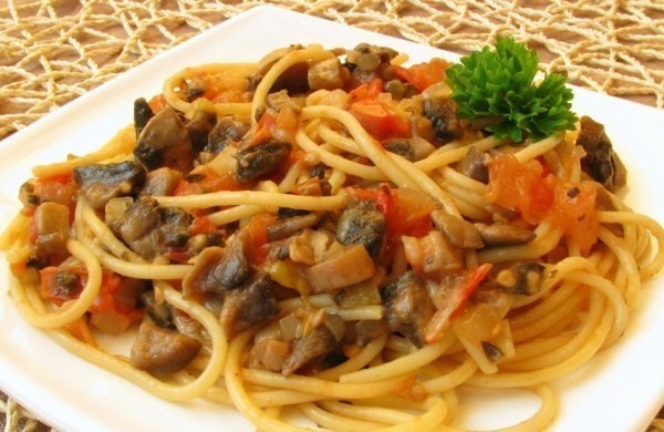 Спагетти с овощами и соевым соусом