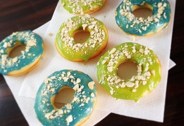 как приготовить пончики с клубной глащурью как приготовить пончики с клубной глащурью