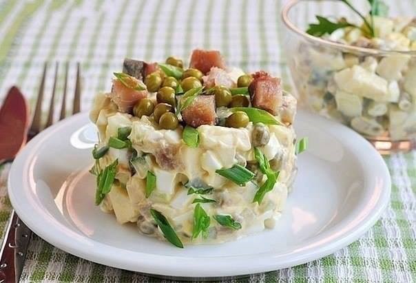 Салат из копченой скумбрии с яблоком