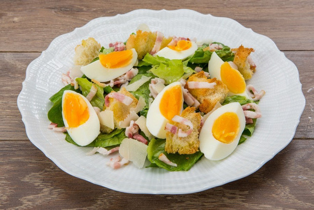Теплый салат с яйцом и беконом