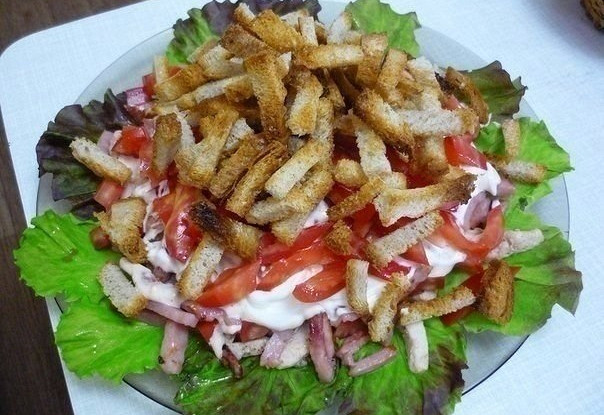 Салат с куриной грудкой, ветчиной и помидорами «Кармен»