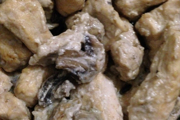 Куриная грудка с шампиньонами в сметанном соусе