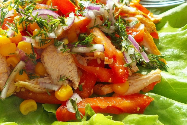 Легкий салат из овощей и куриной грудки с йогуртовой заправкой