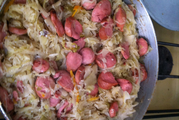 Сосиски с капустой в пиве