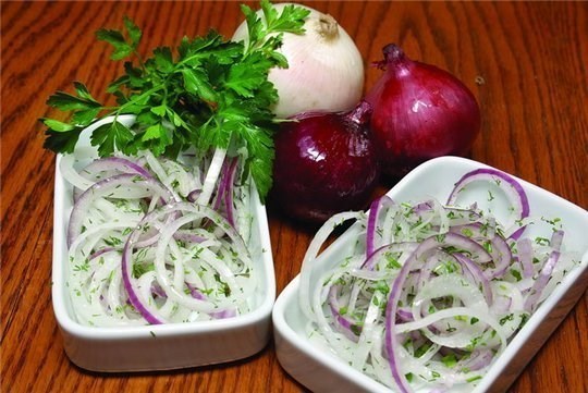 Салат из маринованного лука