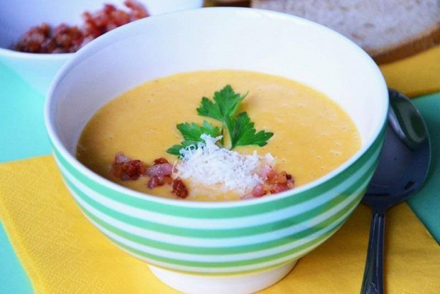 Картофельный суп с копченым беконом и крапивой