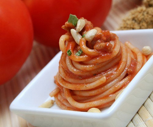 Острая паста с кедровыми орешками и зеленью