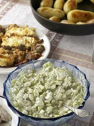 Огуречный салат со сметаной и чесноком