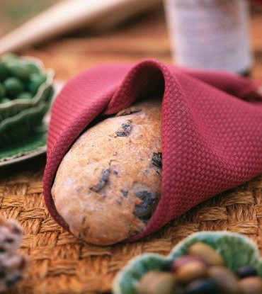 Хлеб с панчеттой, оливками и маслинами