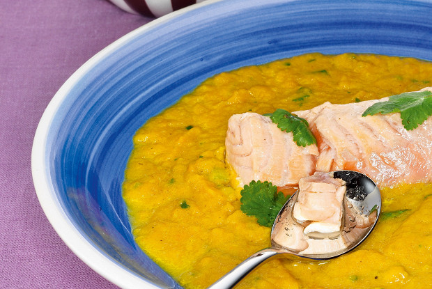 Морковный суп с рыбой и кинзой