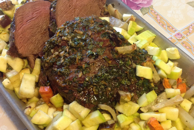 Запеченая говядина с лимонно-травяной корочкой и овощами