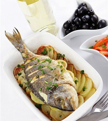 Дорада, запеченная с лимонным соком, петрушкой и сливочным маслом