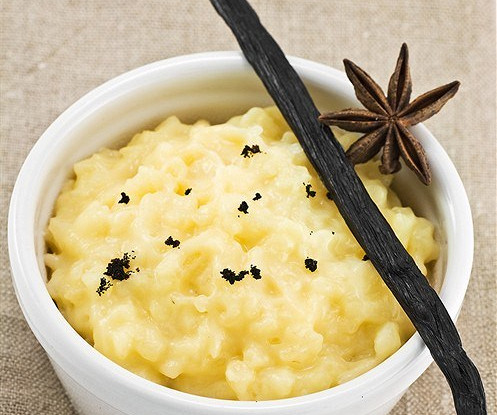 Рисовый пудинг с шафраном, кардамоном, орехами и изюмом