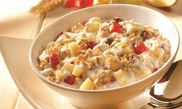 Мацони с сухофруктами и овсяными хлопьями