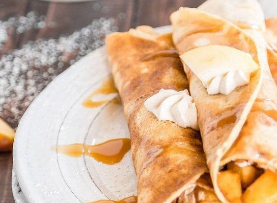 Яблочные блинчики с корицей и яблоками в карамели