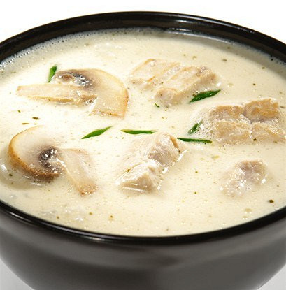 Острый суп с курицей, кокосовым молоком и корнем галангала