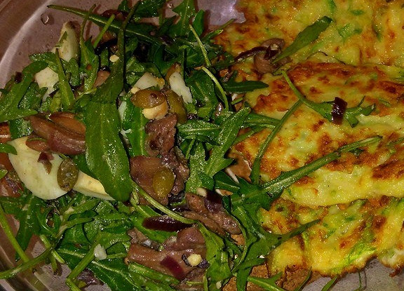 Теплый салат Рула с грибами и рукколой
