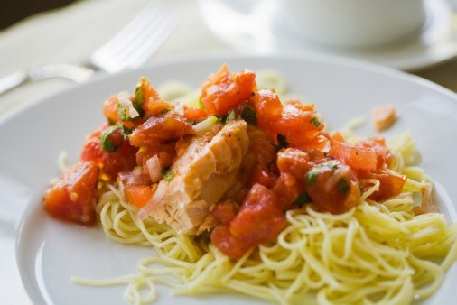 Салат из лосося и лапши с овощами
