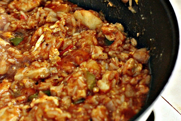 Сладкий рис с овощами, яйцом и ананасом